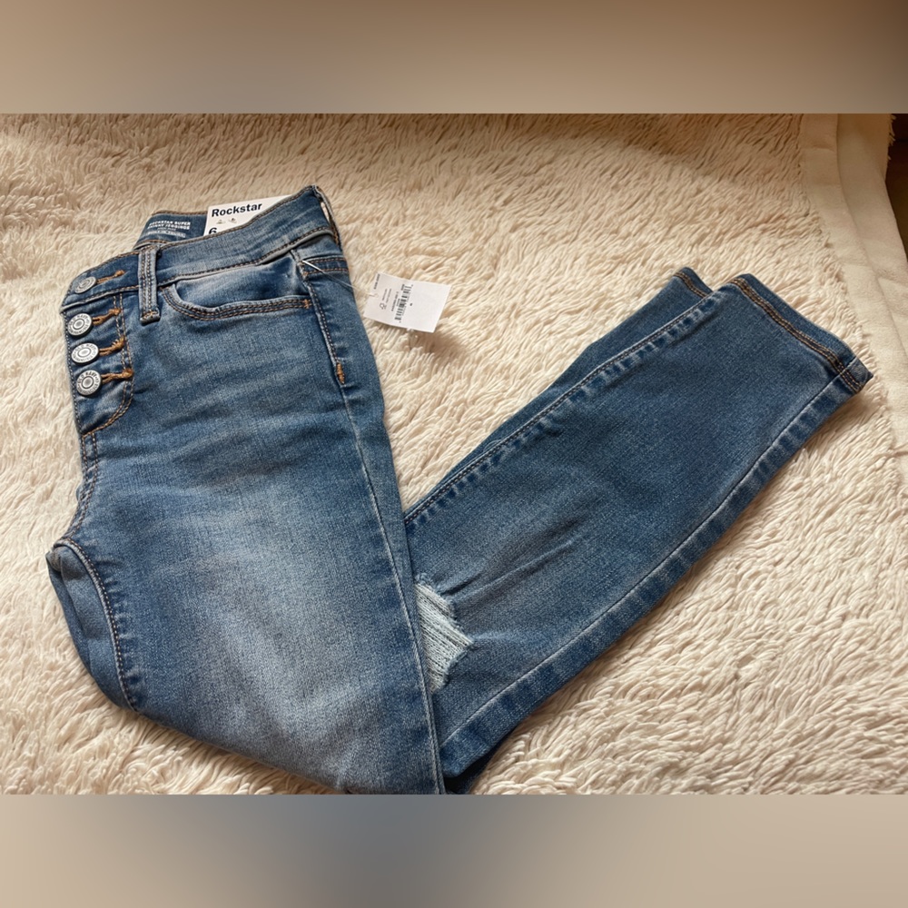 Girls size 6 skinny jeans.
